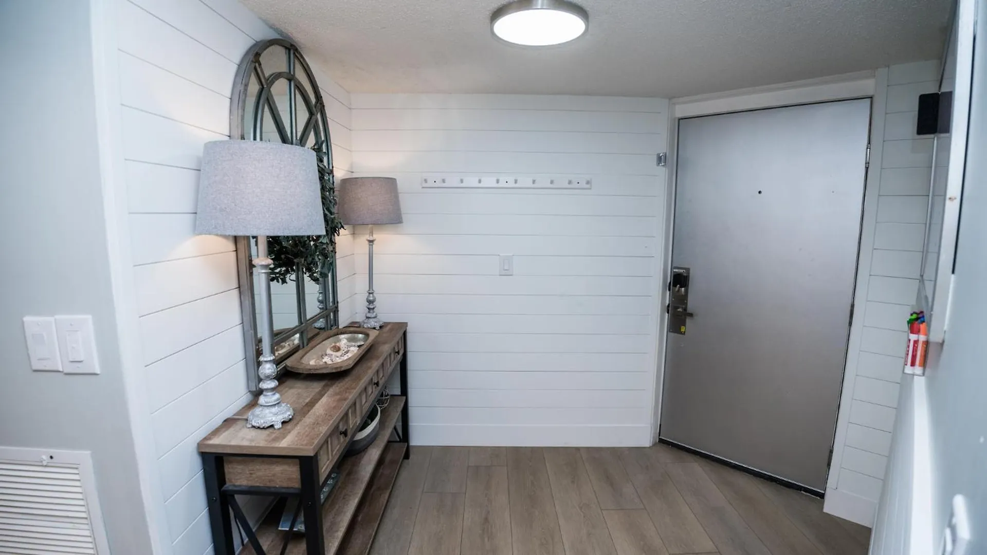 Apartment New Rental - 3Br 3Ba Corner Beachfront - 2024 Remodel - 3 Pools, Tiki Hut, Gym, Tennis Panama City Beach