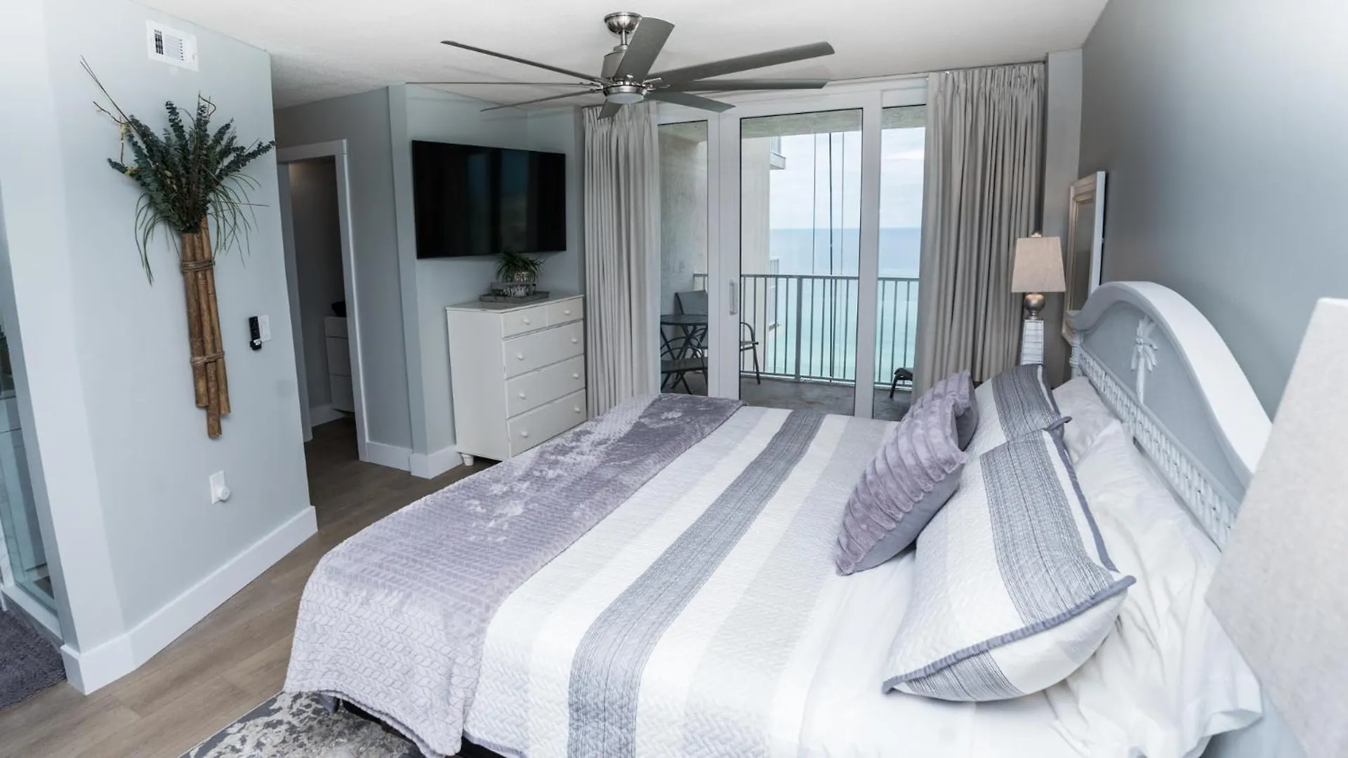 New Rental - 3Br 3Ba Corner Beachfront - 2024 Remodel - 3 Pools, Tiki Hut, Gym, Tennis Panama City Beach United States