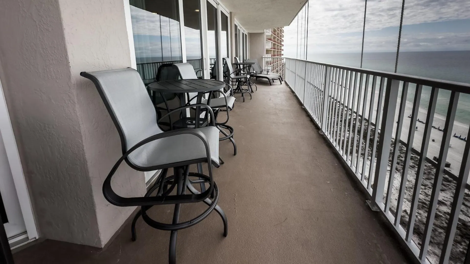 New Rental - 3Br 3Ba Corner Beachfront - 2024 Remodel - 3 Pools, Tiki Hut, Gym, Tennis Panama City Beach Apartment