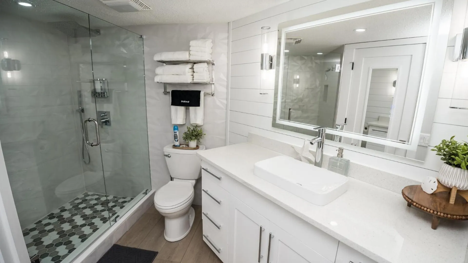 Apartment New Rental - 3Br 3Ba Corner Beachfront - 2024 Remodel - 3 Pools, Tiki Hut, Gym, Tennis Panama City Beach