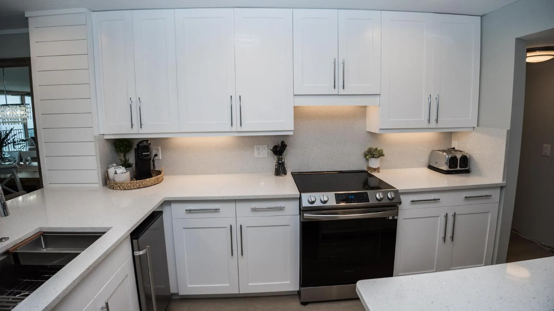 New Rental - 3Br 3Ba Corner Beachfront - 2024 Remodel - 3 Pools, Tiki Hut, Gym, Tennis Panama City Beach Apartment