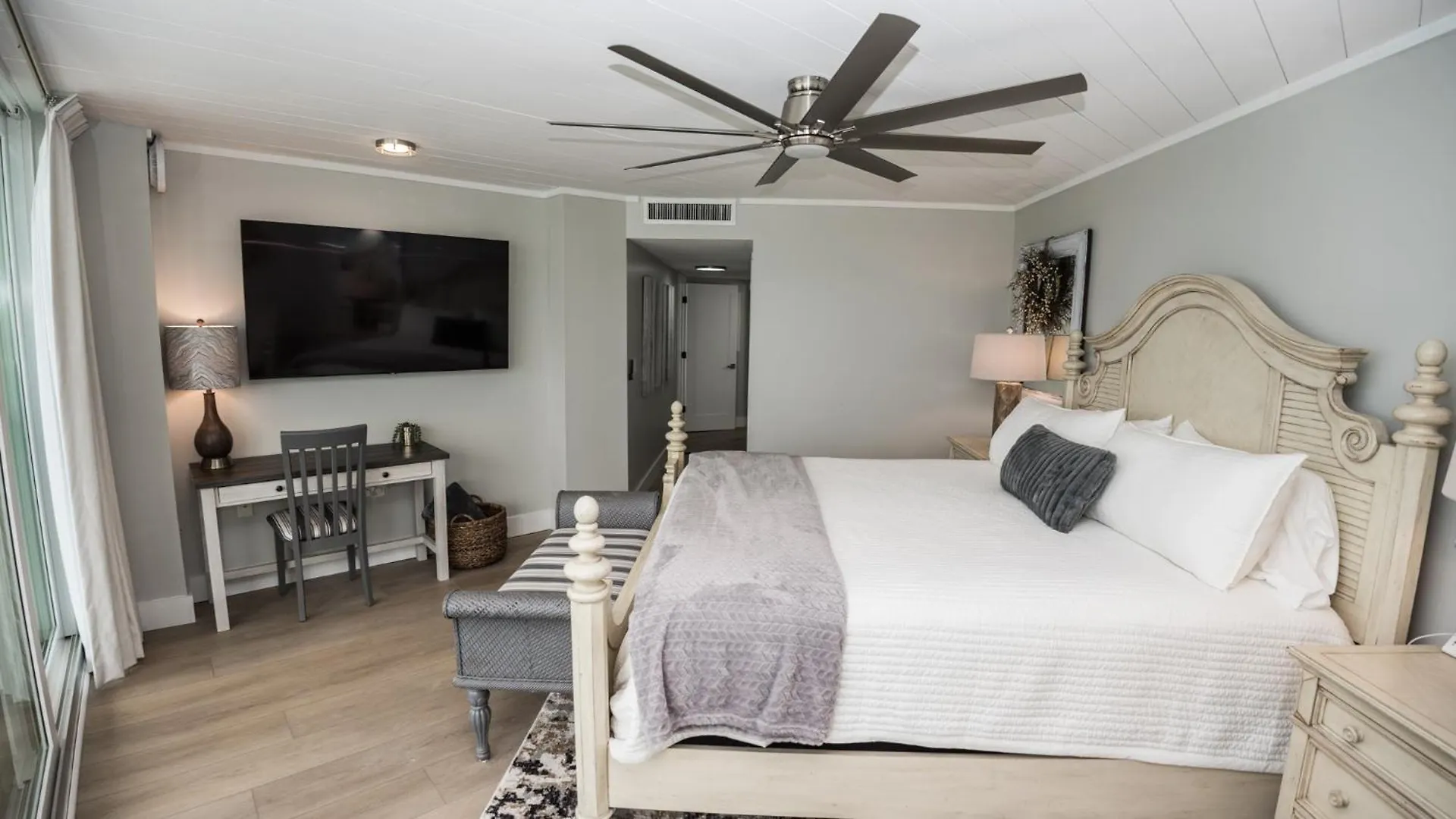 New Rental - 3Br 3Ba Corner Beachfront - 2024 Remodel - 3 Pools, Tiki Hut, Gym, Tennis Panama City Beach Apartment
