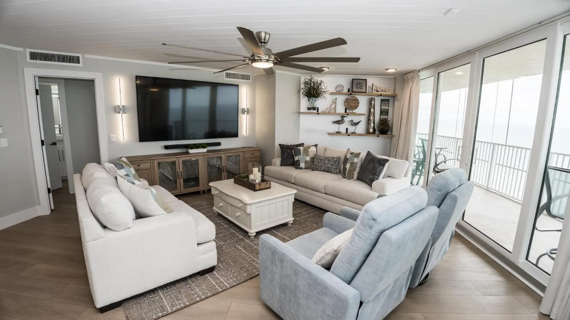 New Rental - 3Br 3Ba Corner Beachfront - 2024 Remodel - 3 Pools, Tiki Hut, Gym, Tennis Panama City Beach Apartment
