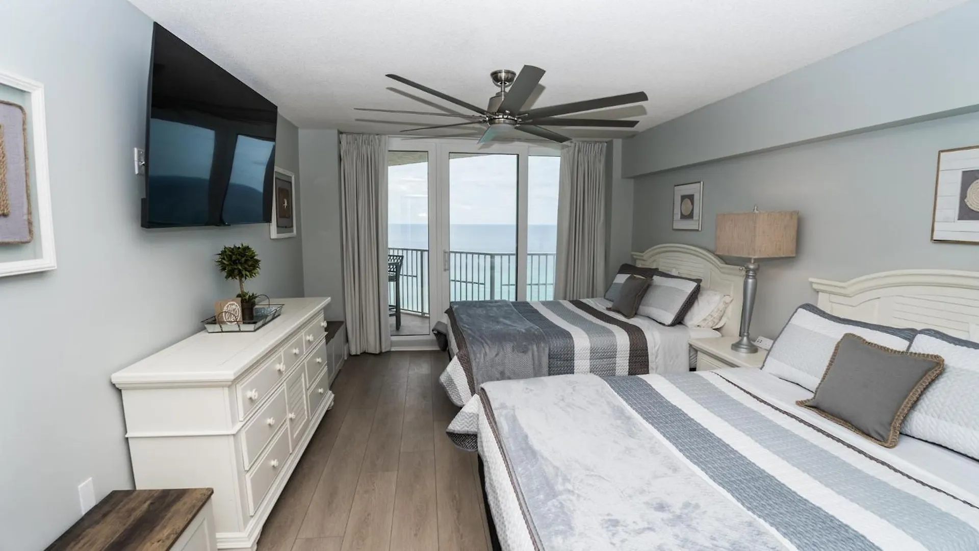 New Rental - 3Br 3Ba Corner Beachfront - 2024 Remodel - 3 Pools, Tiki Hut, Gym, Tennis Panama City Beach Apartment