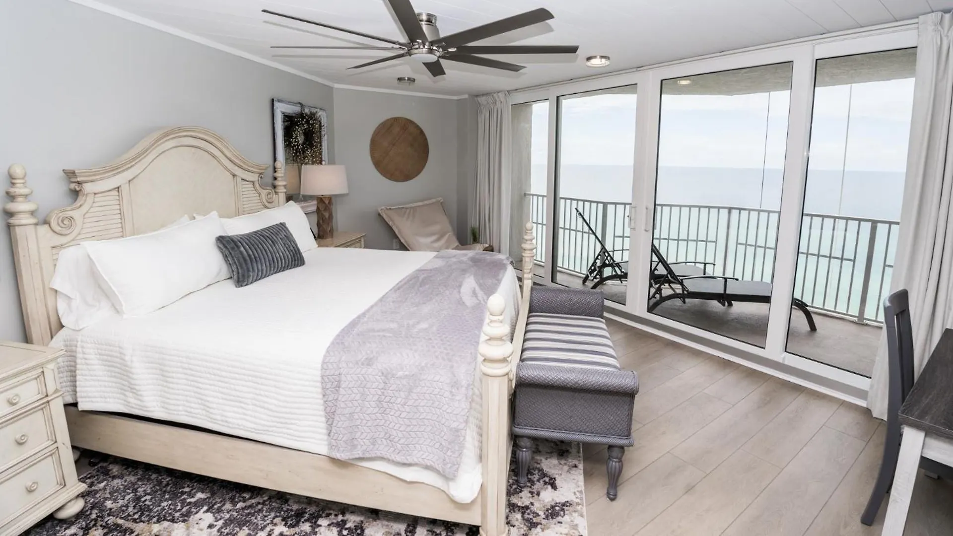 New Rental - 3Br 3Ba Corner Beachfront - 2024 Remodel - 3 Pools, Tiki Hut, Gym, Tennis Panama City Beach Apartment